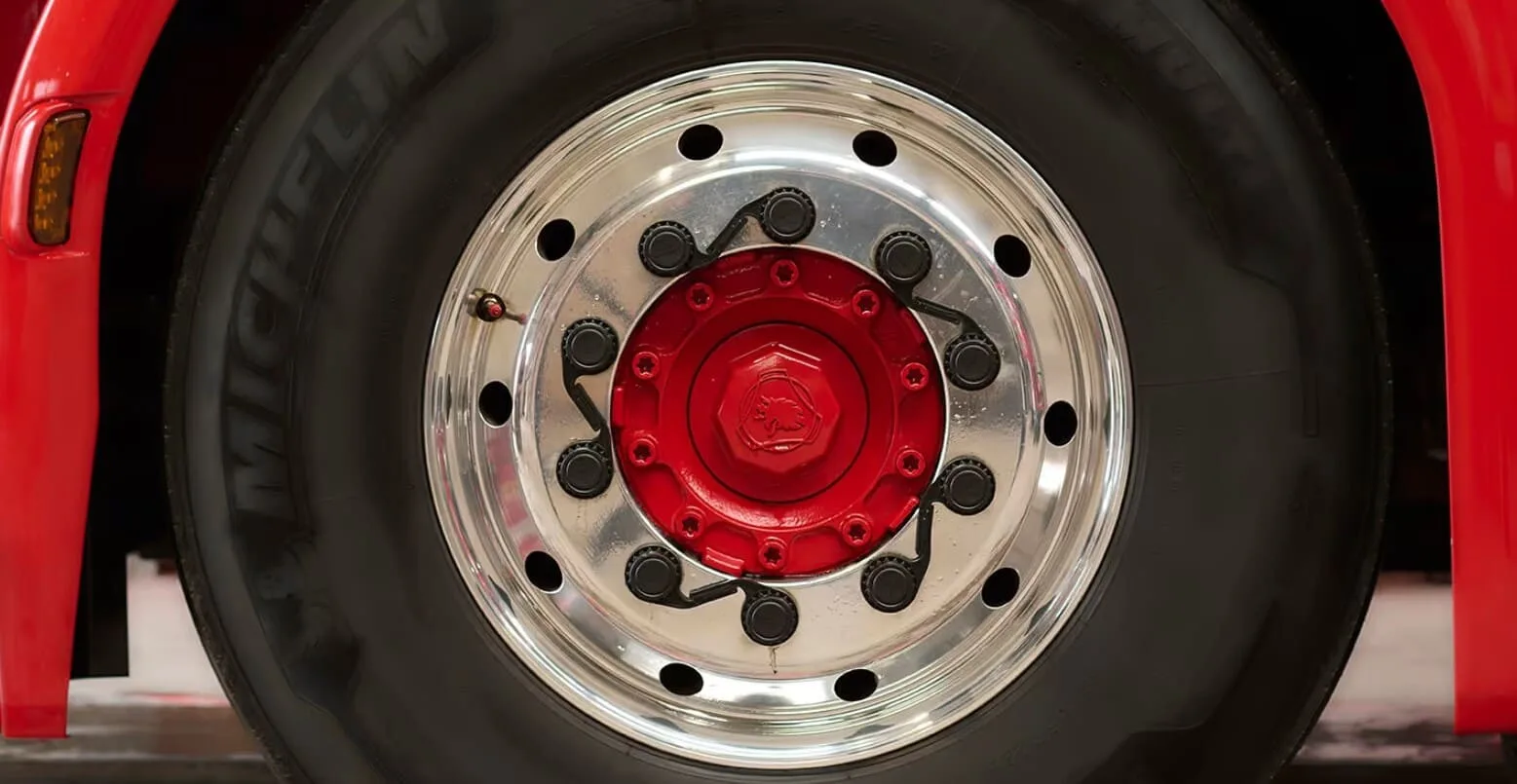Heavy truck wheel equipped with Wheel-Locker safety system